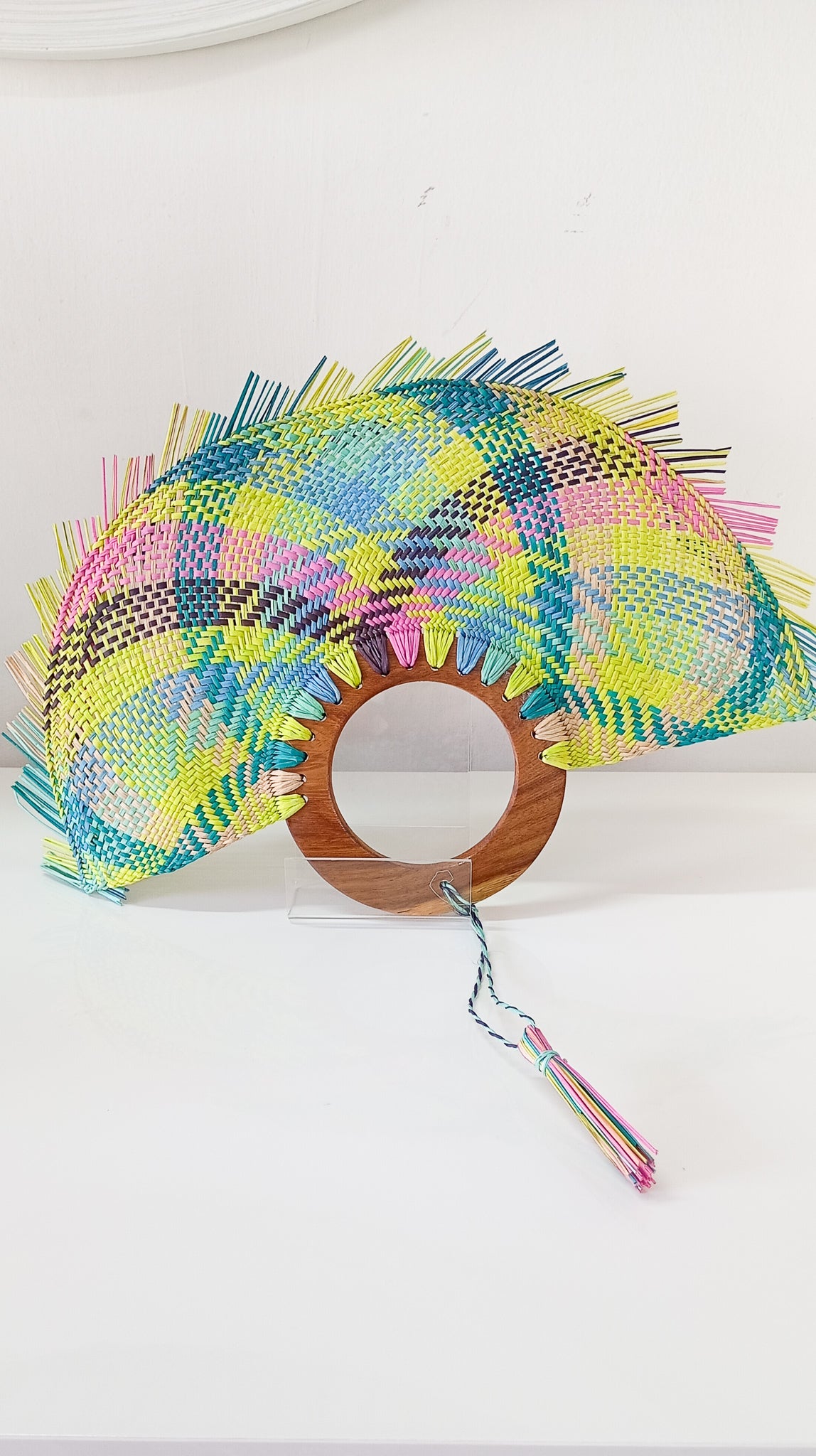 Abanico jipijapa grande multicolor con madera de tzalam Abanico jipijapa grande multicolor con madera de tzalam