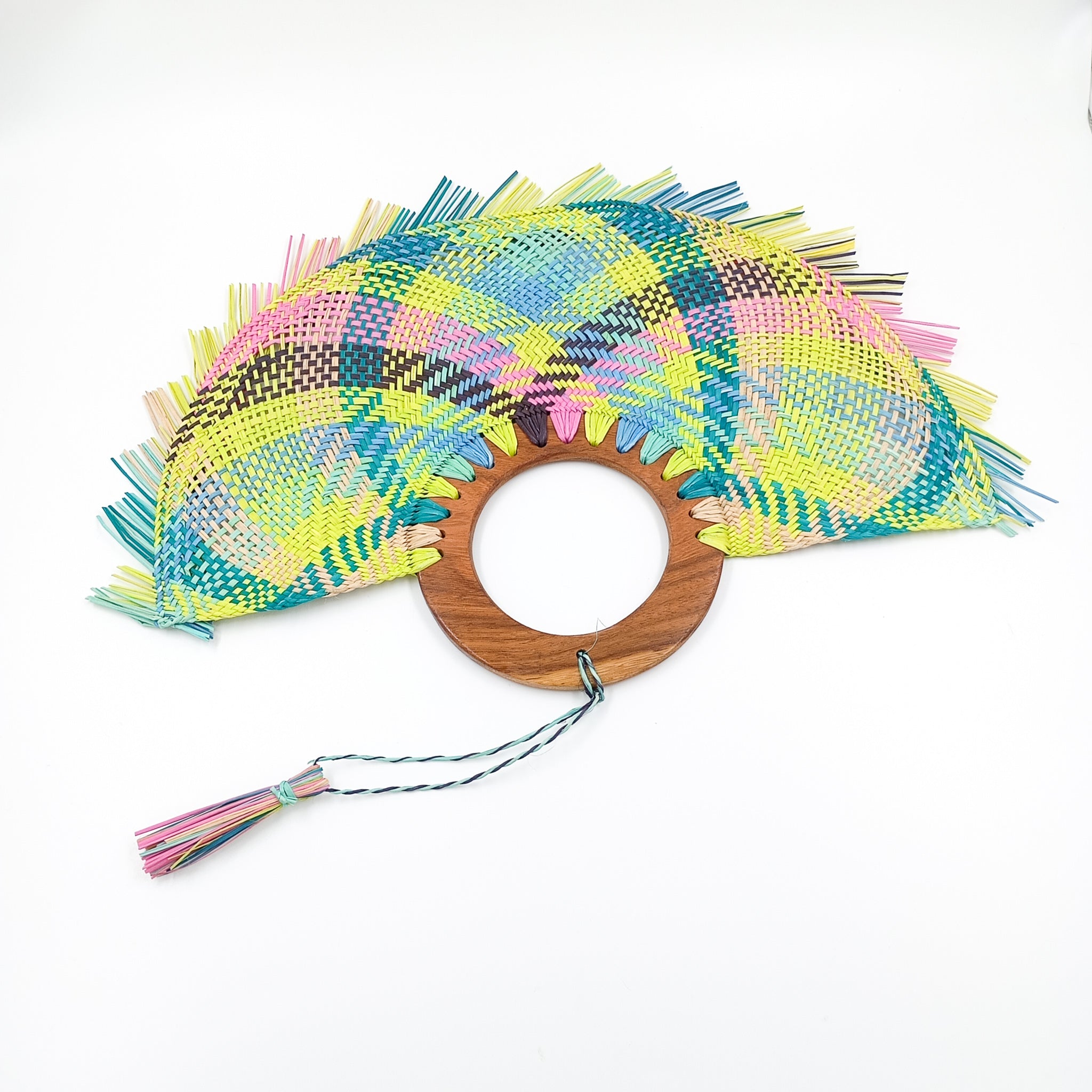 Abanico jipijapa grande multicolor con madera de tzalam Abanico jipijapa grande multicolor con madera de tzalam