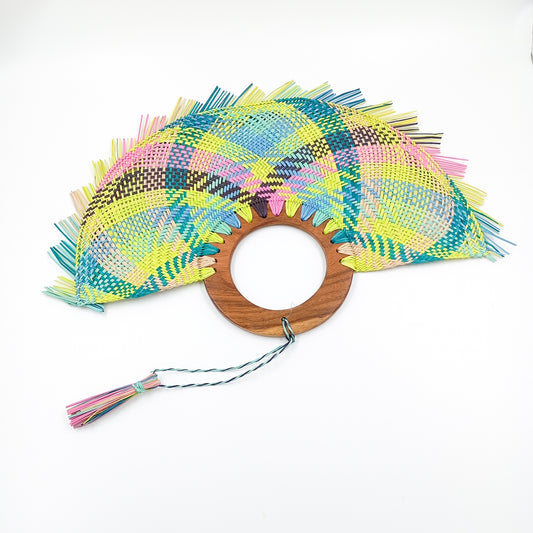 Abanico jipijapa grande multicolor con madera de tzalam