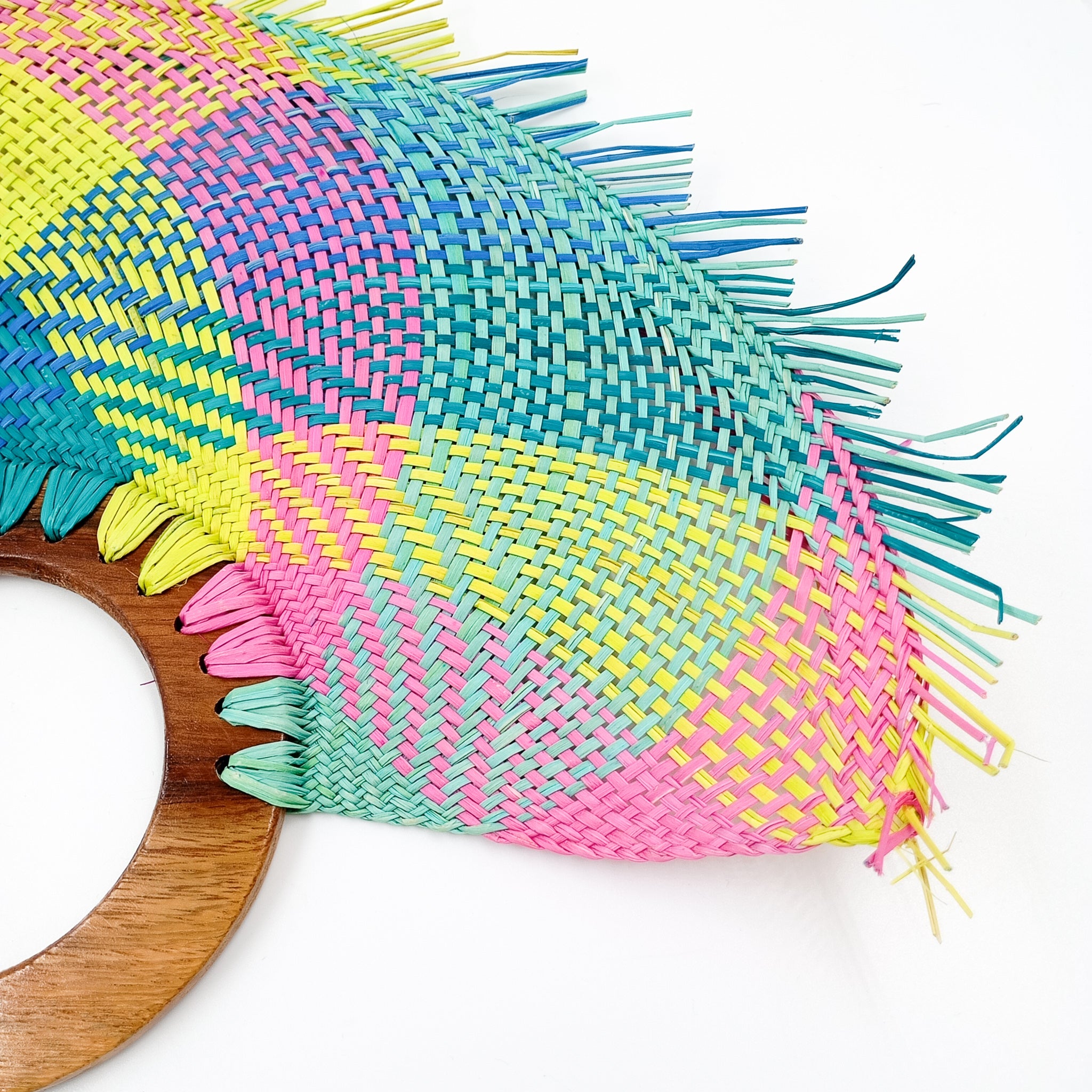 Abanico jipijapa grande multicolor con madera de tzalam Abanico jipijapa grande multicolor con madera de tzalam