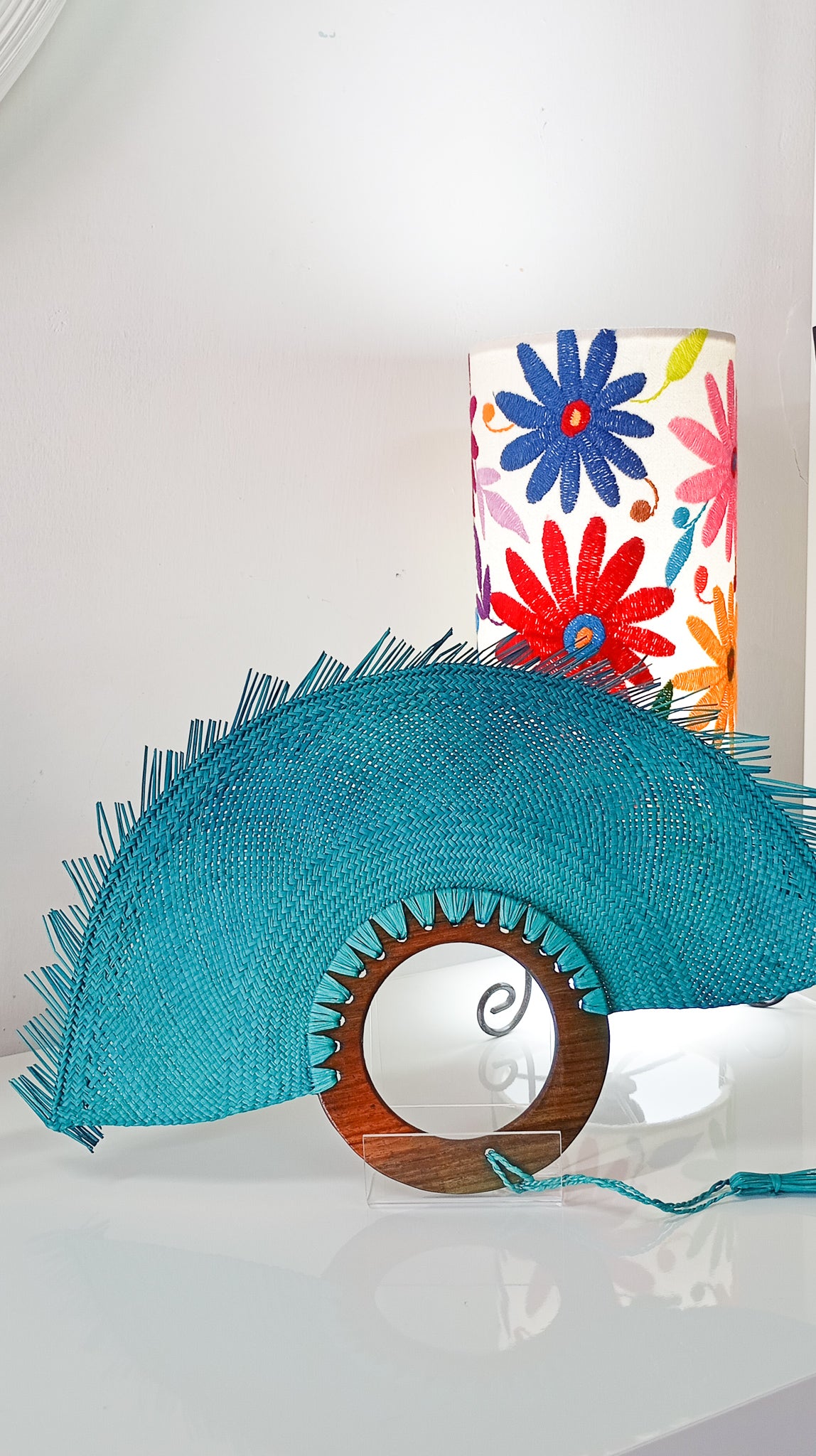 Abanico jipijapa grande color azul con madera de tzalam Abanico jipijapa grande color azul con madera de tzalam