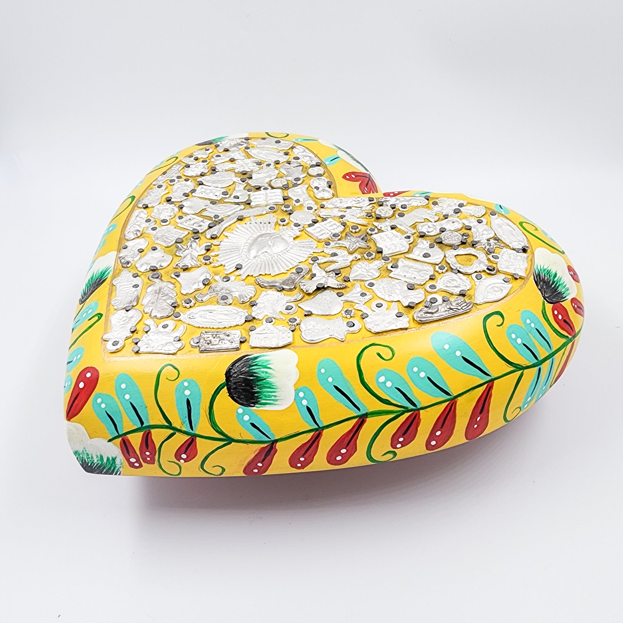 Corazón Grande con Milagritos y flores pintadas Corazón Grande con Milagritos y flores pintadas