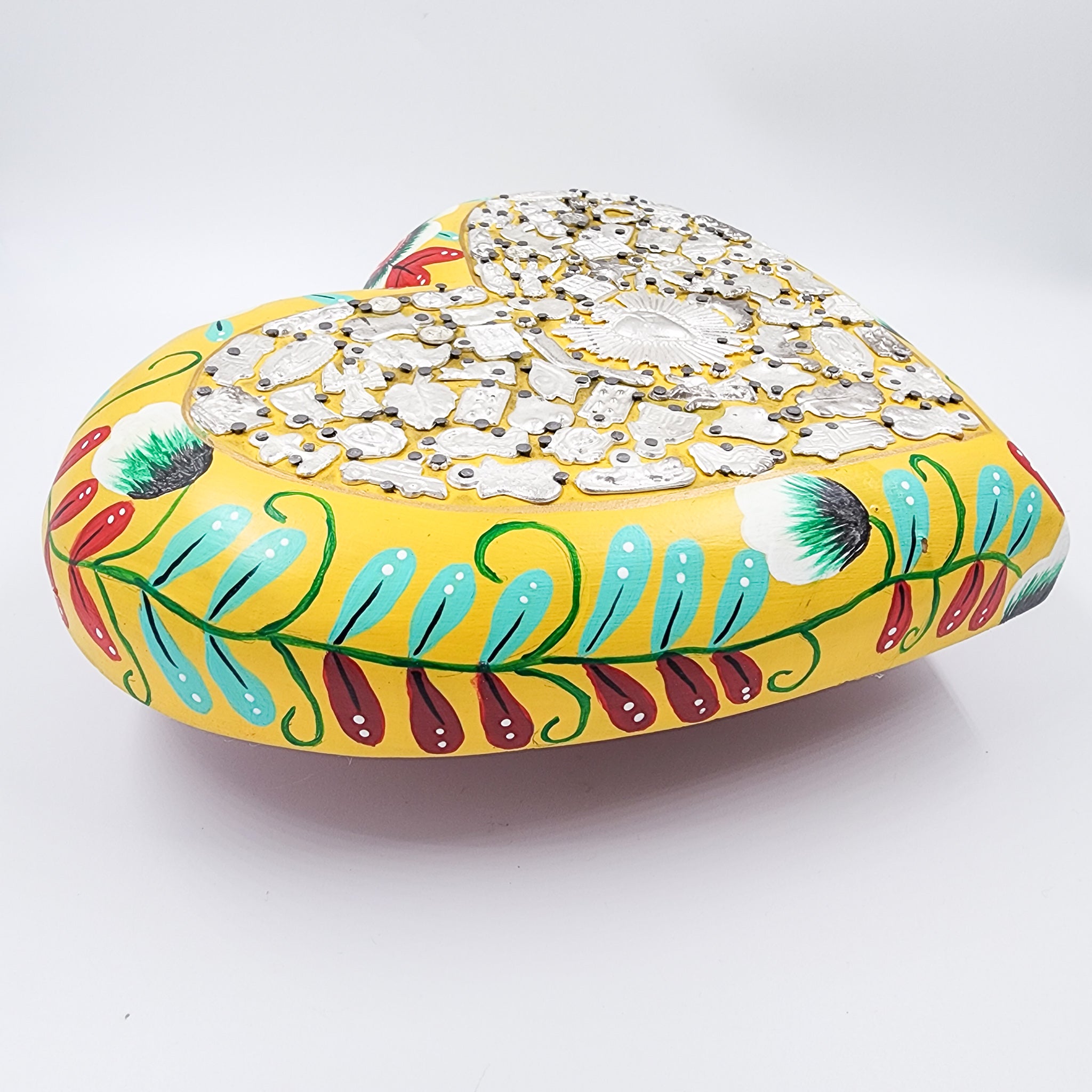 Corazón Grande con Milagritos y flores pintadas Corazón Grande con Milagritos y flores pintadas