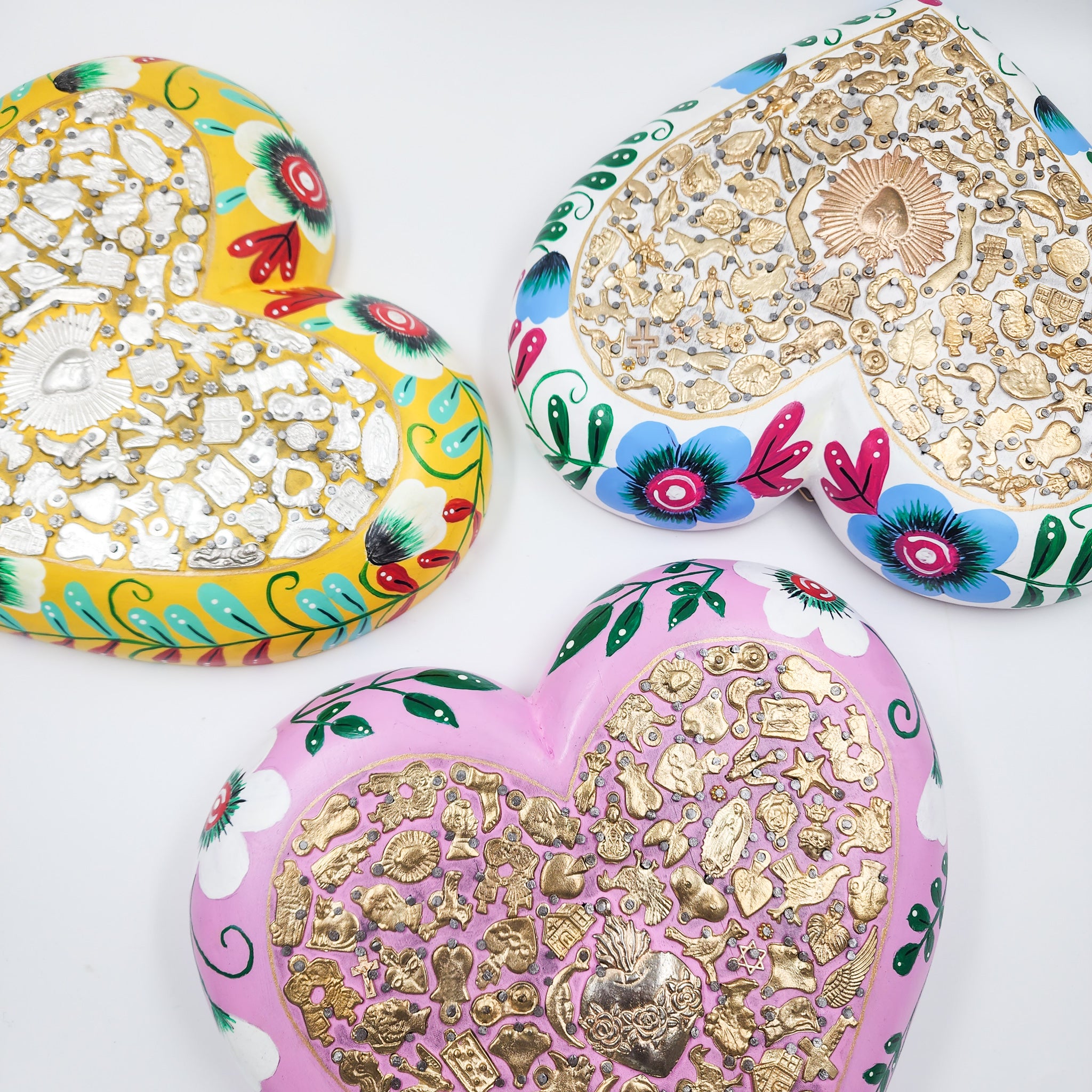 Corazón Grande con Milagritos y flores pintadas Corazón Grande con Milagritos y flores pintadas