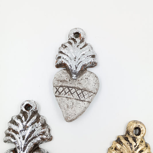 Corazón Milagrito con corona y fuego en barro