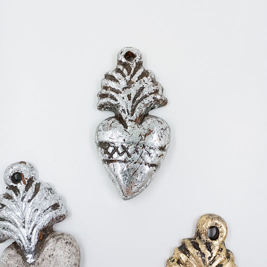 Corazón Milagrito con corona y fuego en barro