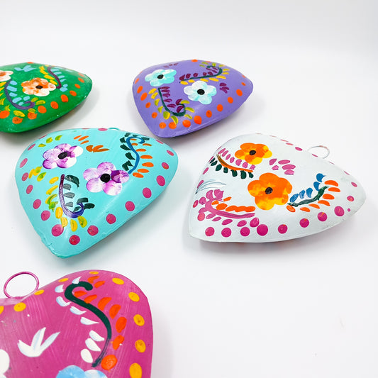 Corazones de hojalata pintados