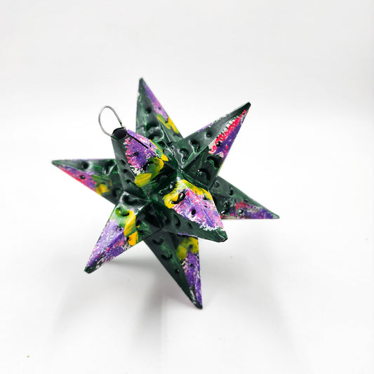 Estrella de hojalata decorada