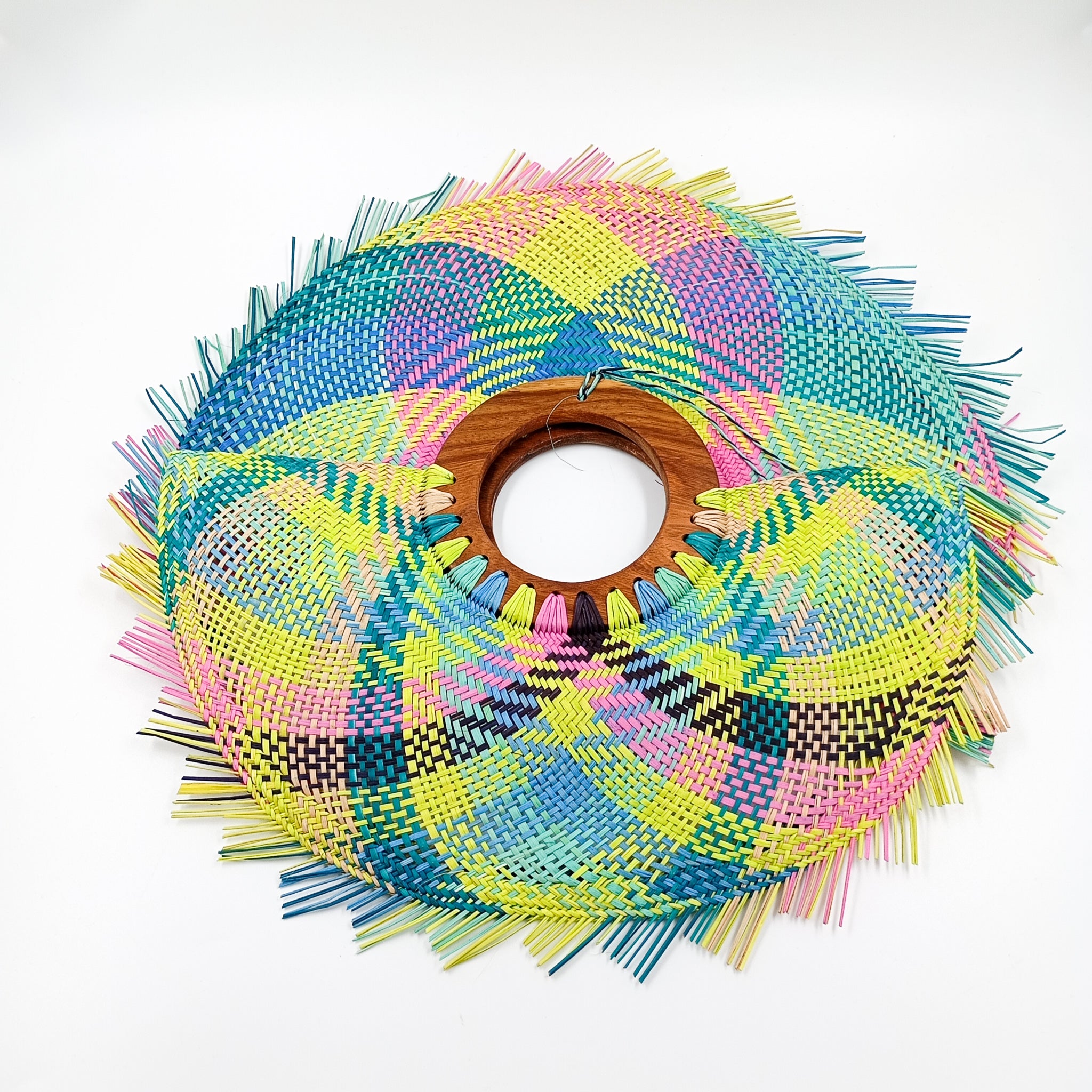 Abanico jipijapa grande multicolor con madera de tzalam Abanico jipijapa grande multicolor con madera de tzalam