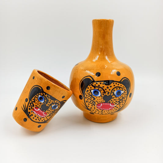 Jarras de barro con diseño de jaguar