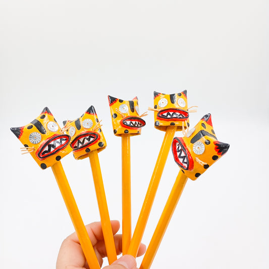 Lápices con figuras de cartón