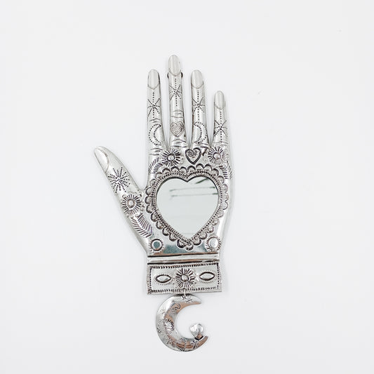 Mano de Fátima de hojalata con espejo y milagritos