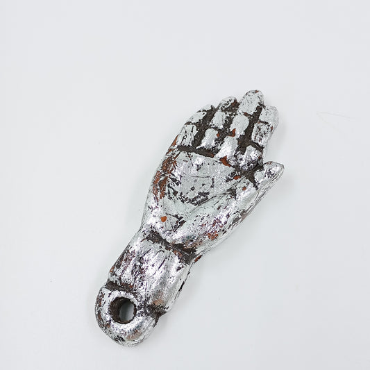 Mano Milagrito de barro con acabado dorado y plateado