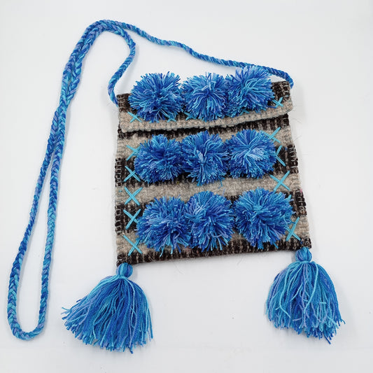 Morralito de lana a rayas con pompones