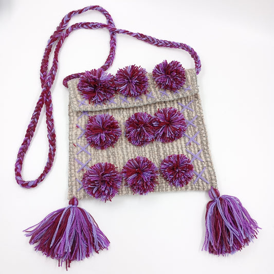 Morralito de lana gris con pompones