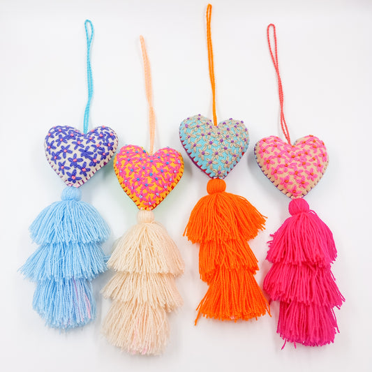 Pompones corazón bordados a mano
