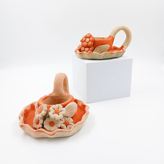 Portavelas de barro con flores