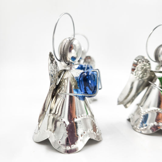 Angelitos de hojalata con corazón de vidrio soplado
