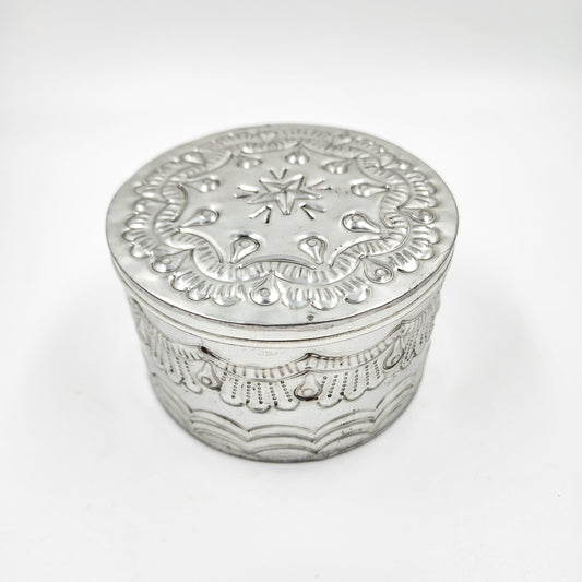 Caja redonda de hojalata repujada artesanal