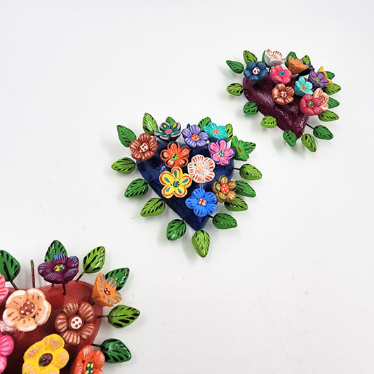 Corazones chicos con flores de Barro Betus artesanal