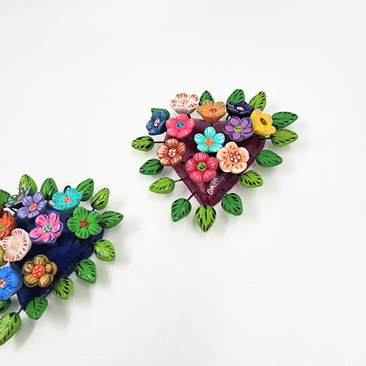 Corazones chicos con flores de Barro Betus artesanal