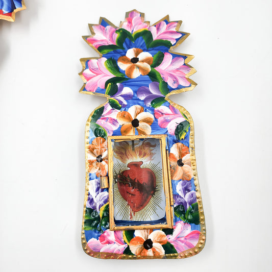 Nicho de hojalata pintado a mano con flores