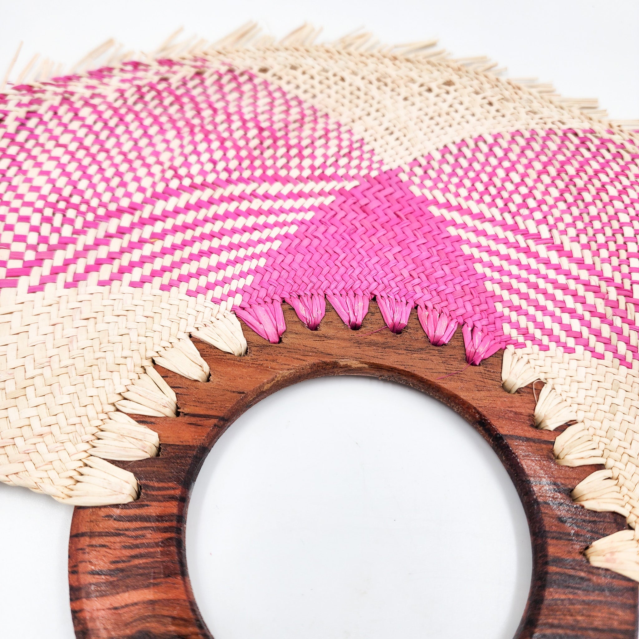 Abanico jipijapa grande color natural y rosa con mango de madera