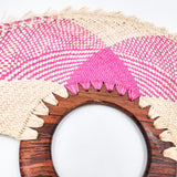 Abanico jipijapa grande color natural y rosa con mango de madera