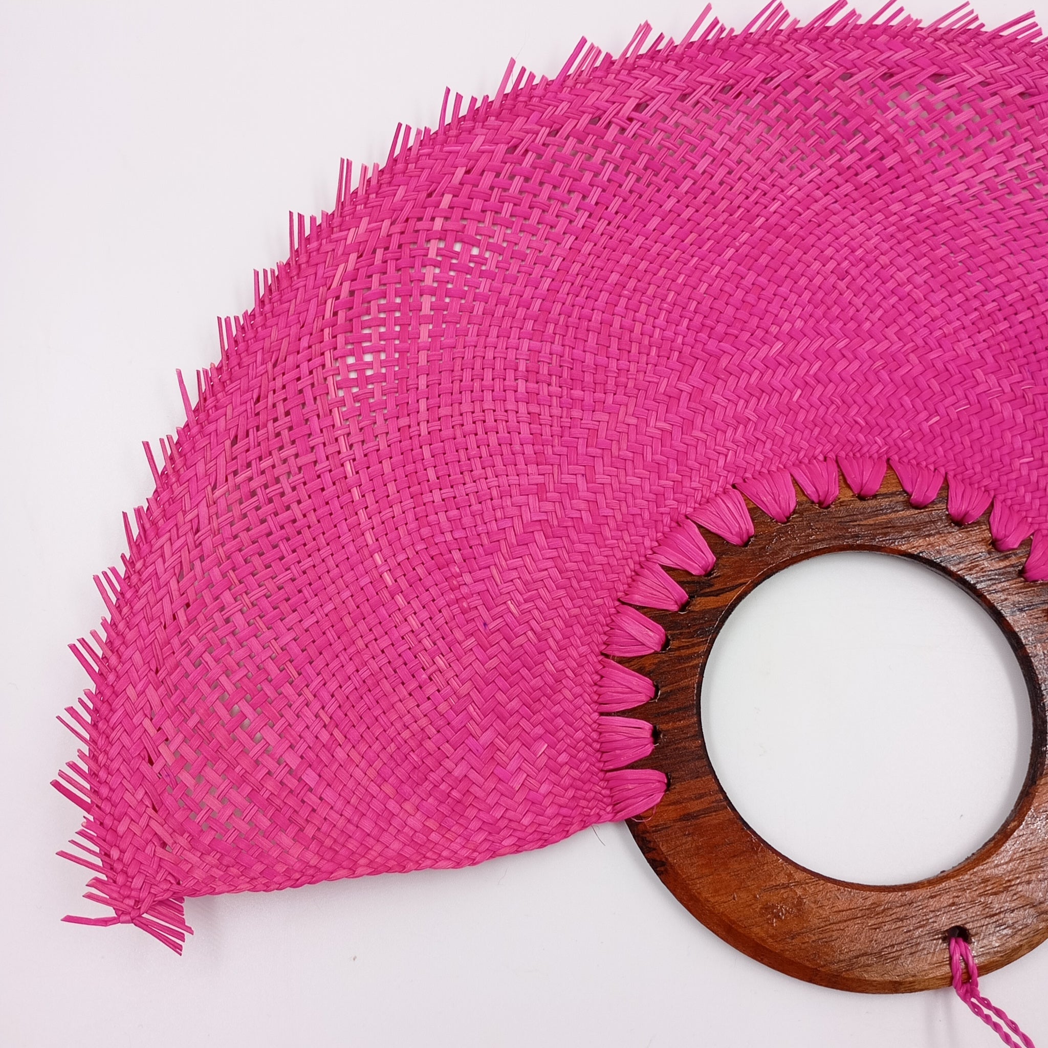 Abanico jipijapa grande color rosa con mango de madera