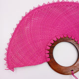 Abanico jipijapa grande color rosa con mango de madera