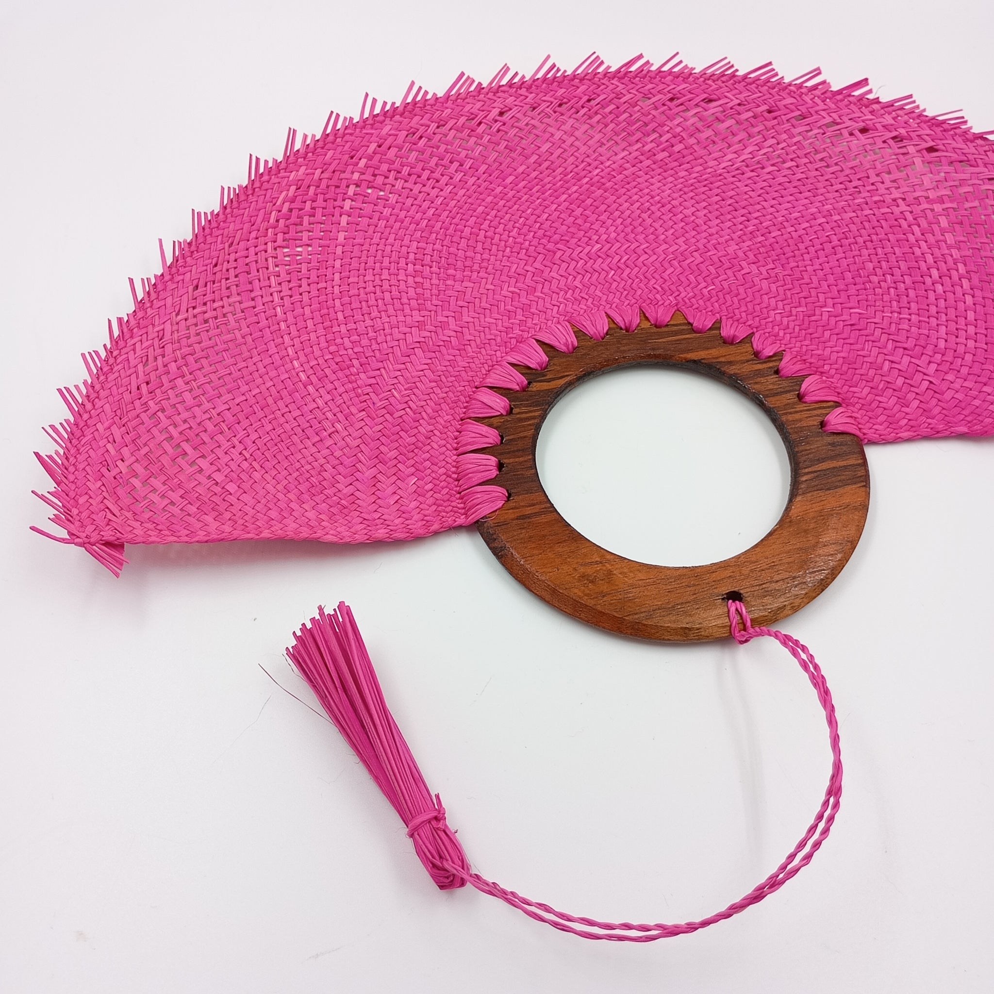 Abanico jipijapa grande color rosa con mango de madera