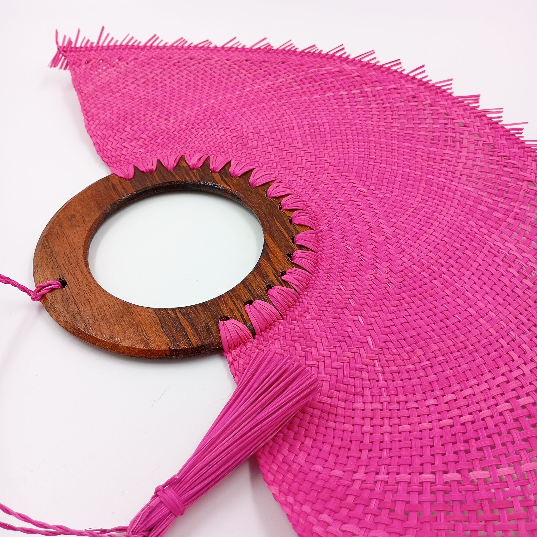 Abanico jipijapa grande color rosa con mango de madera