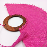 Abanico jipijapa grande color rosa con mango de madera