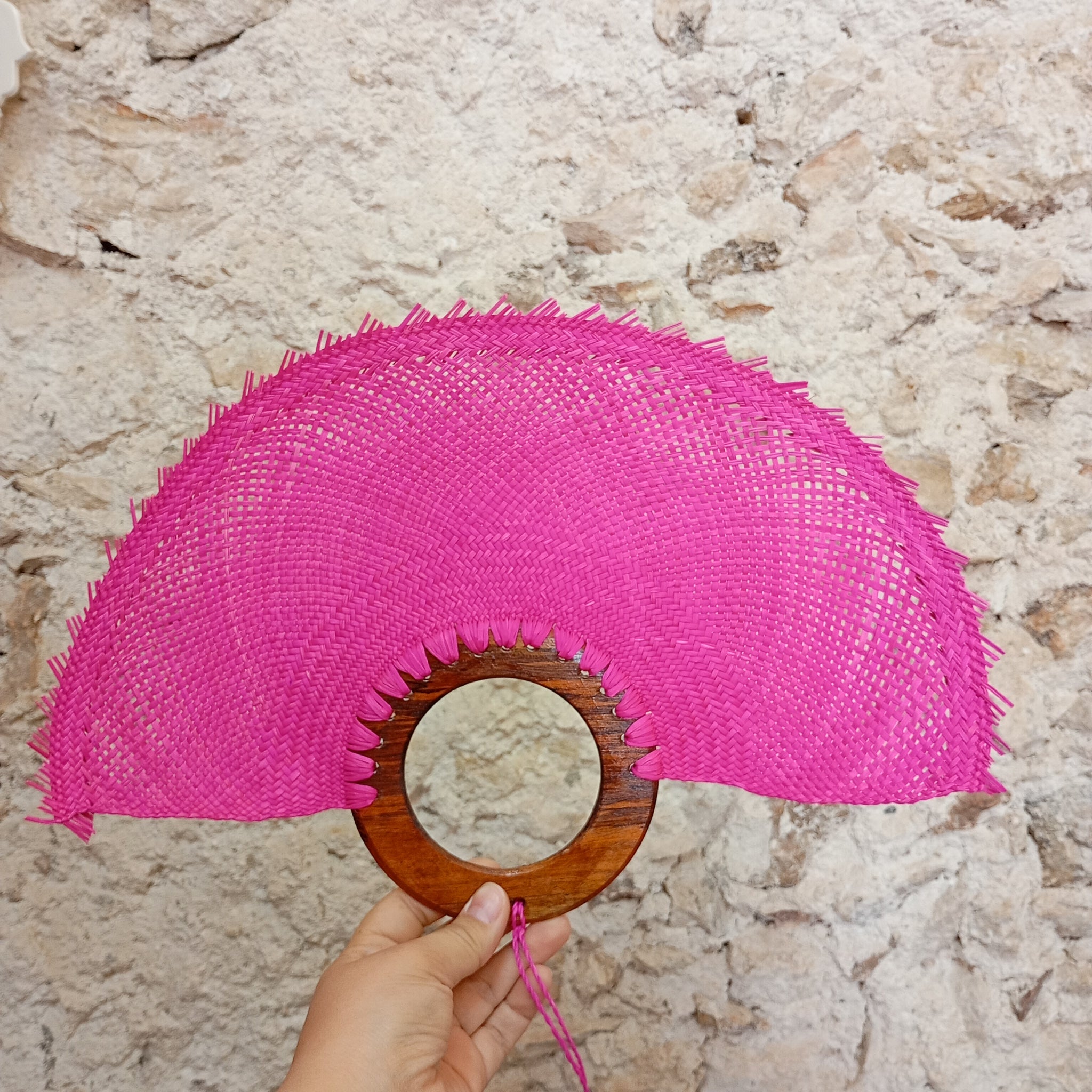 Abanico jipijapa grande color rosa con mango de madera