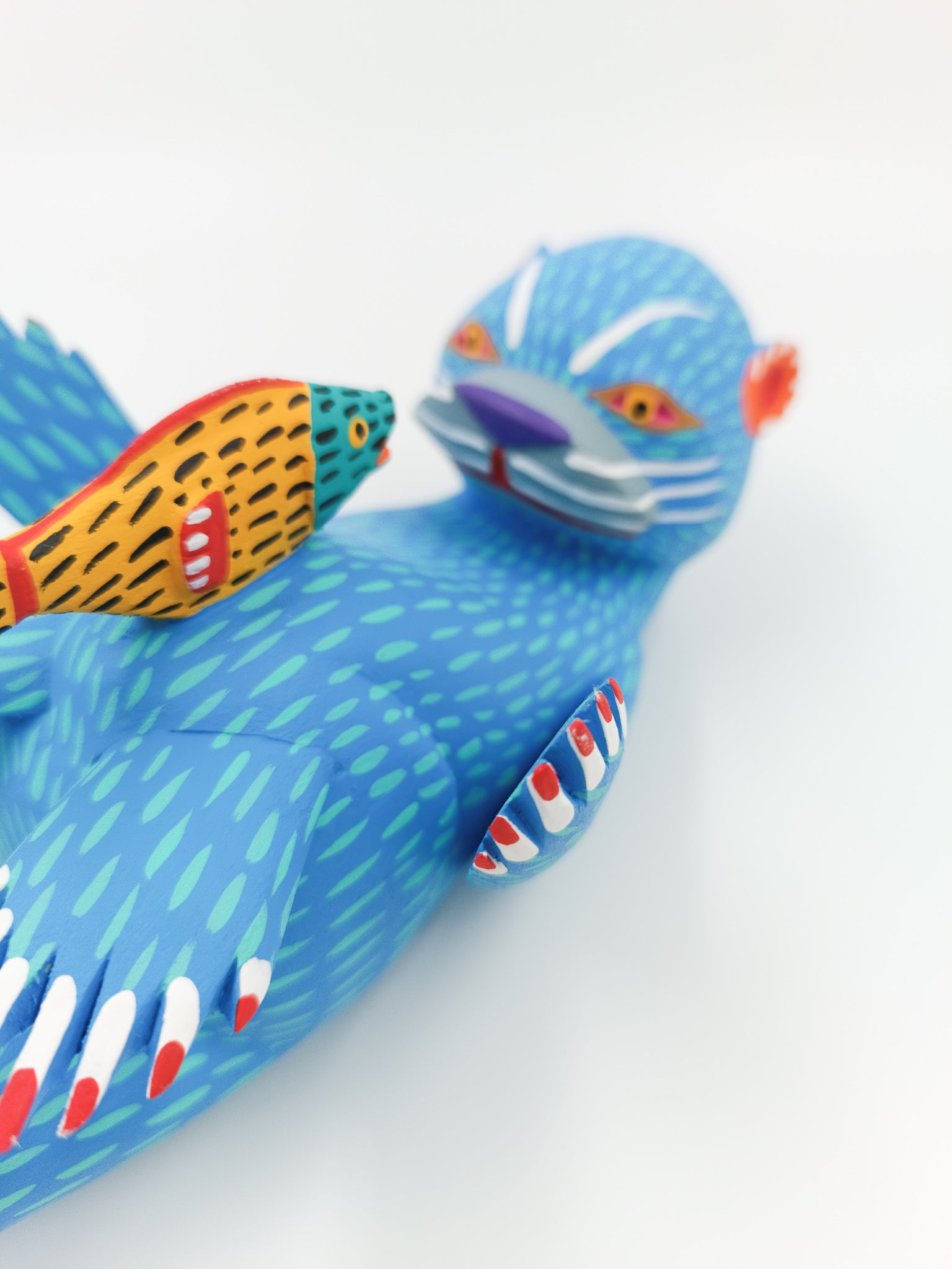 Alebrije de nutria azul con pececito