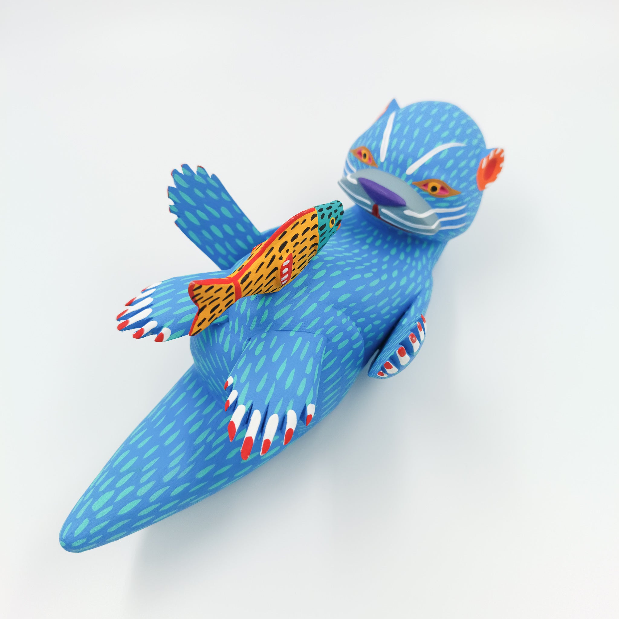 Alebrije de nutria azul con pececito