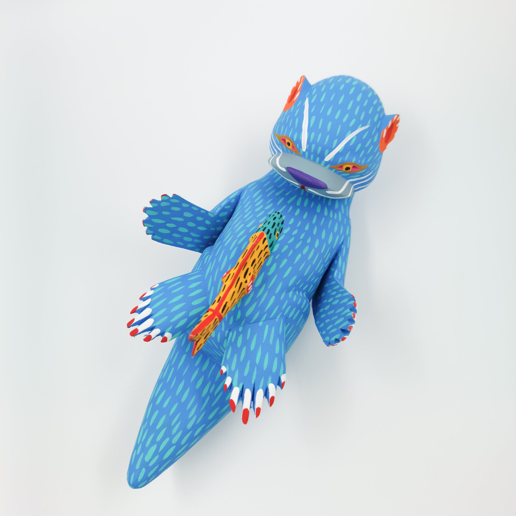 Alebrije de nutria azul con pececito