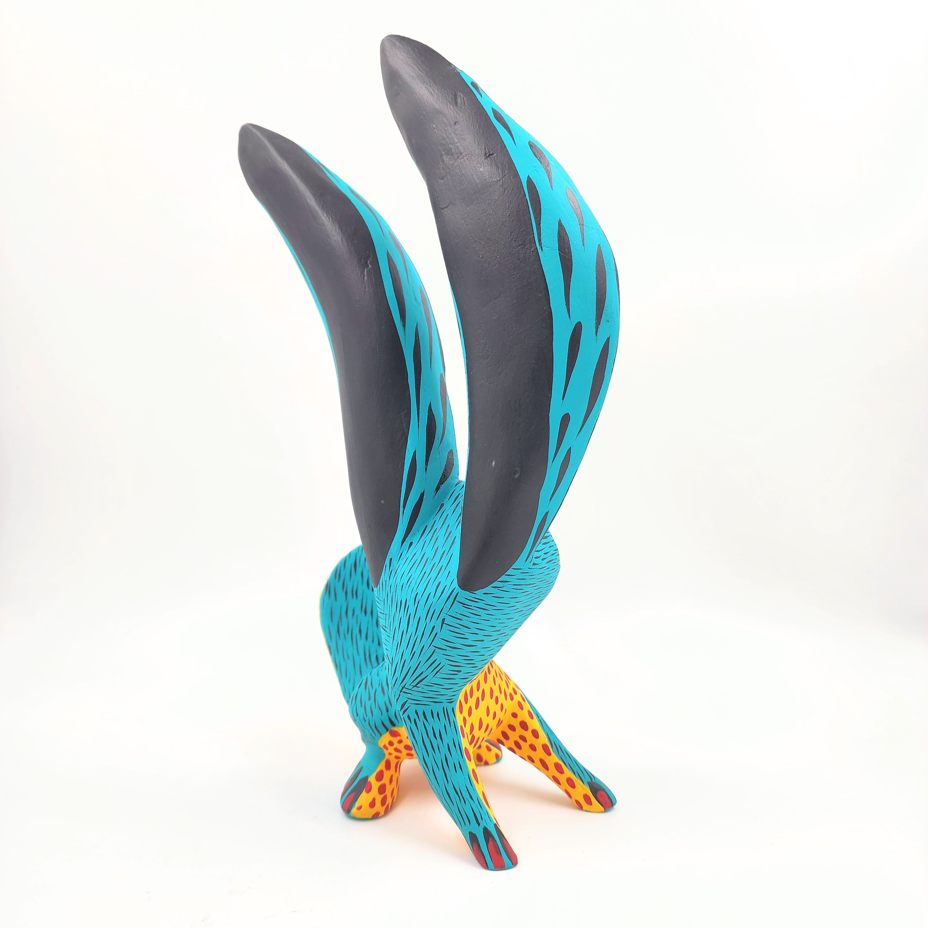 Conejo azul talla en madera de copal - Taller de Jacobo y María Ángeles
