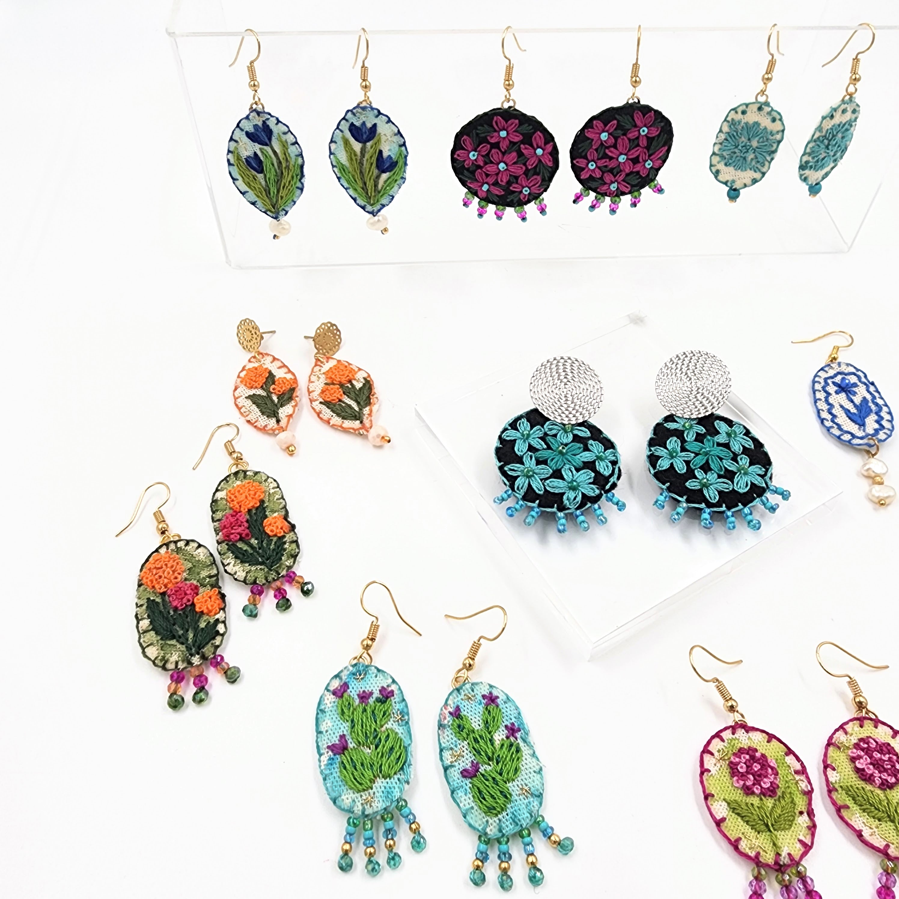 Aretes bordados a mano