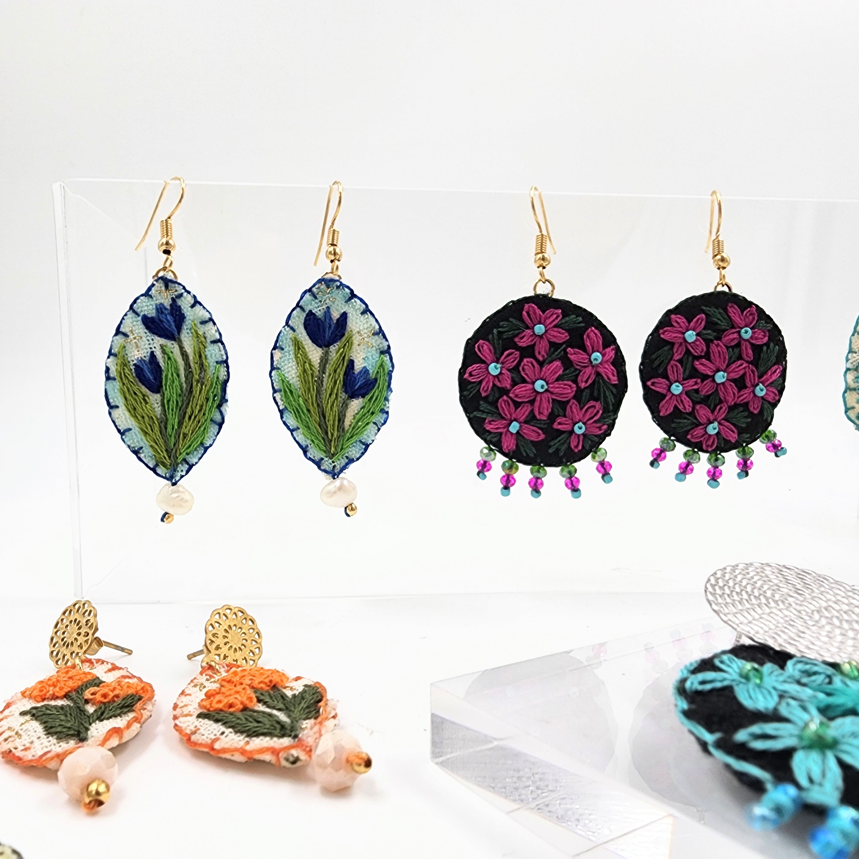 Aretes bordados a mano