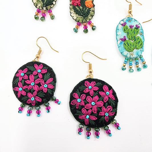 Aretes bordados a mano