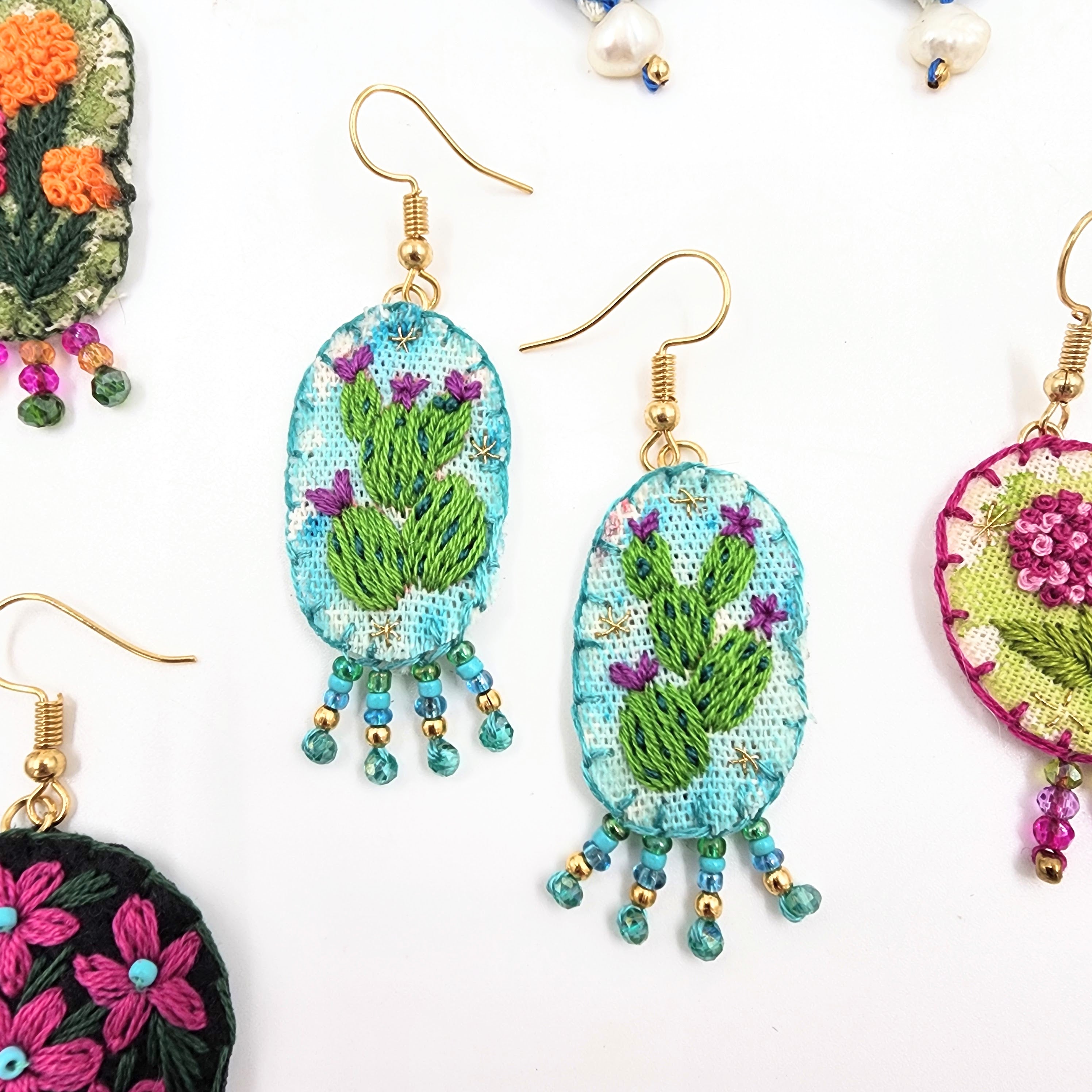 Aretes bordados a mano