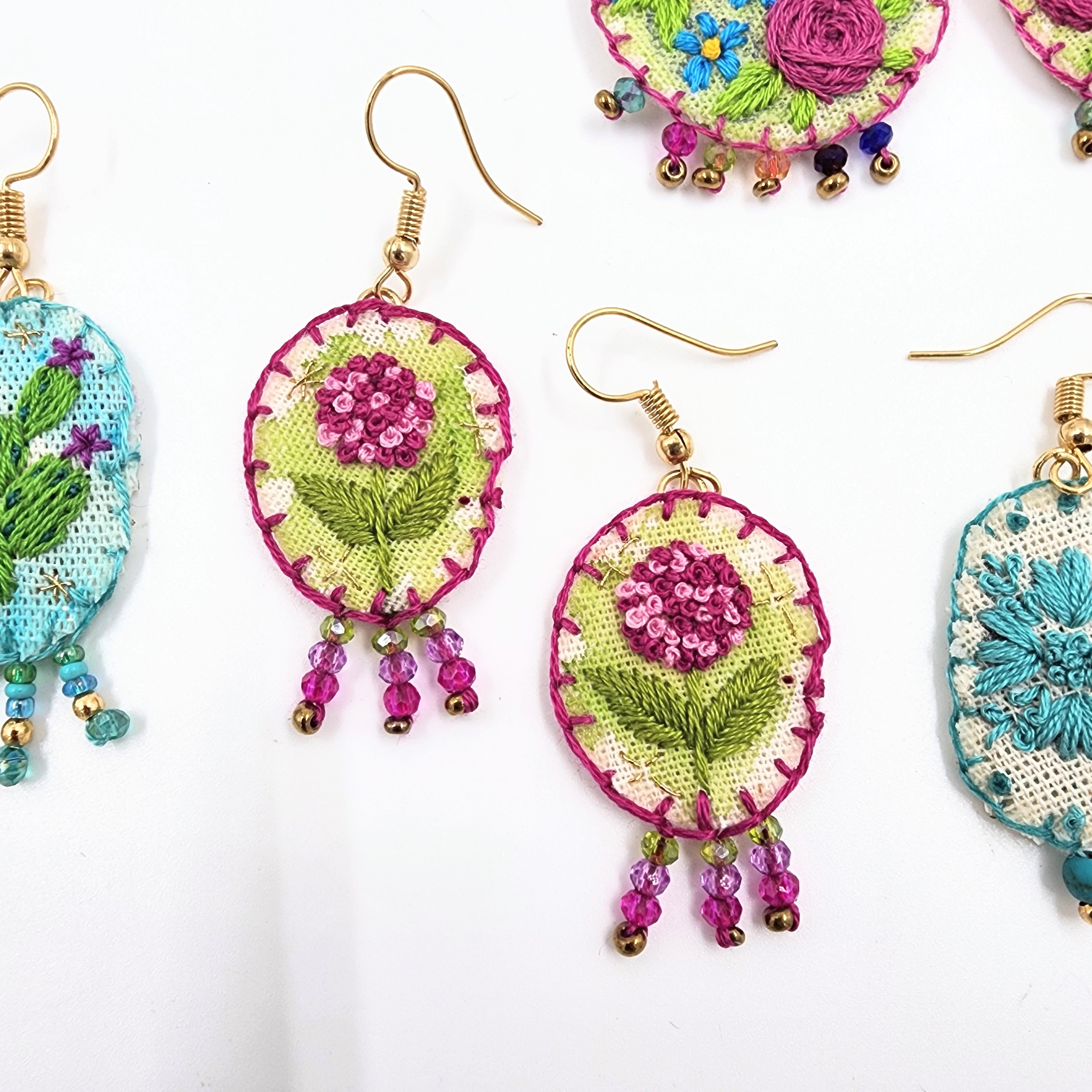 Aretes bordados a mano