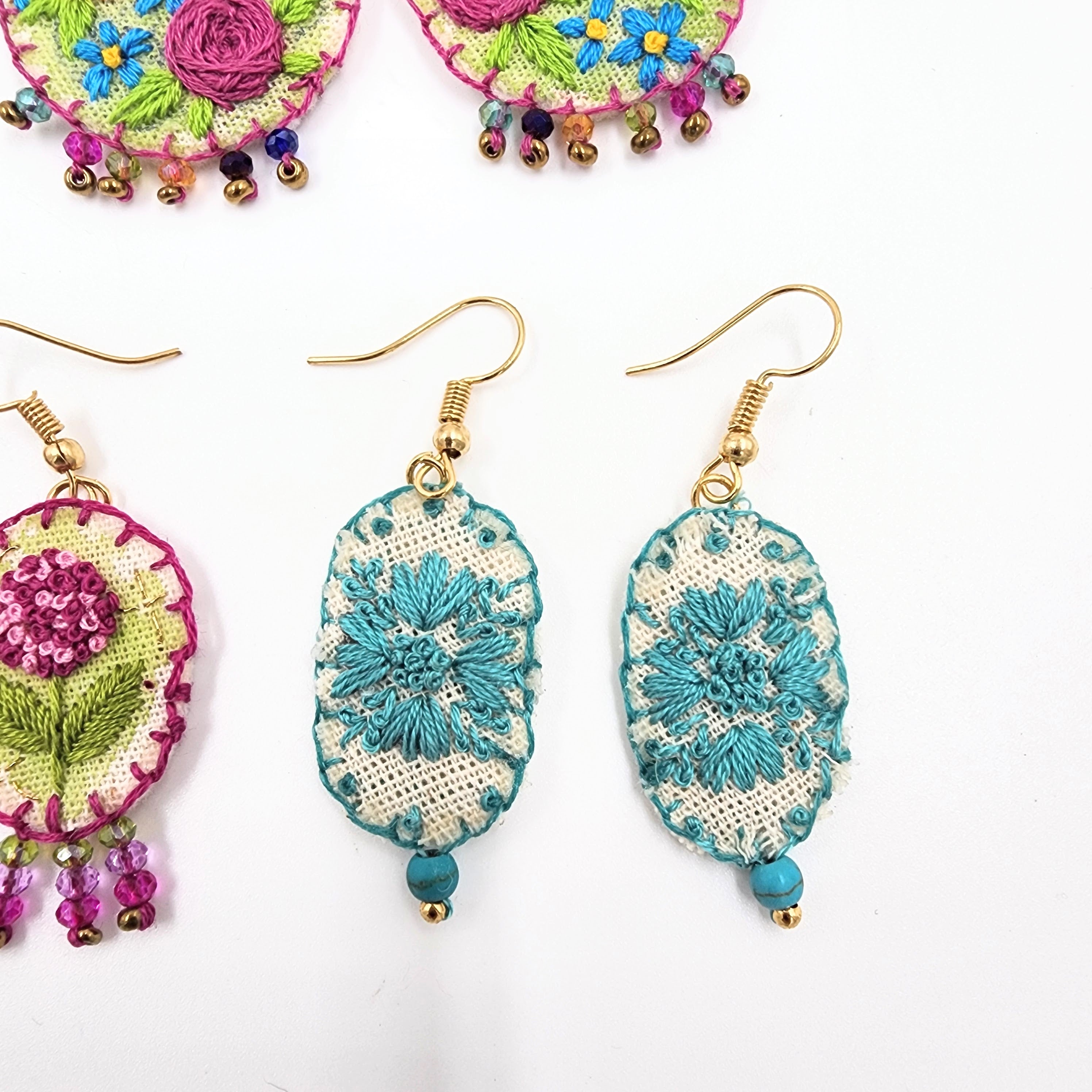 Aretes bordados a mano