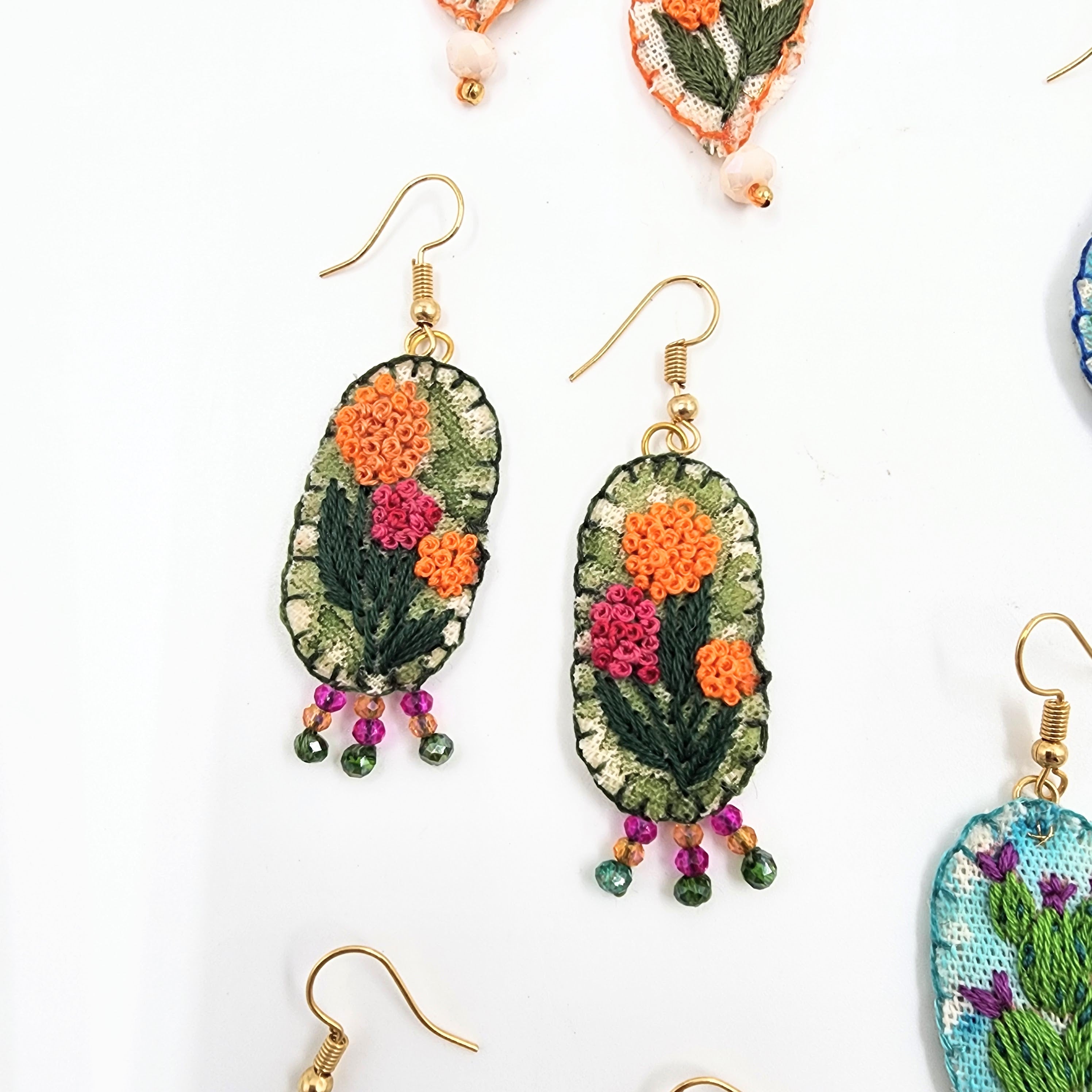 Aretes bordados a mano