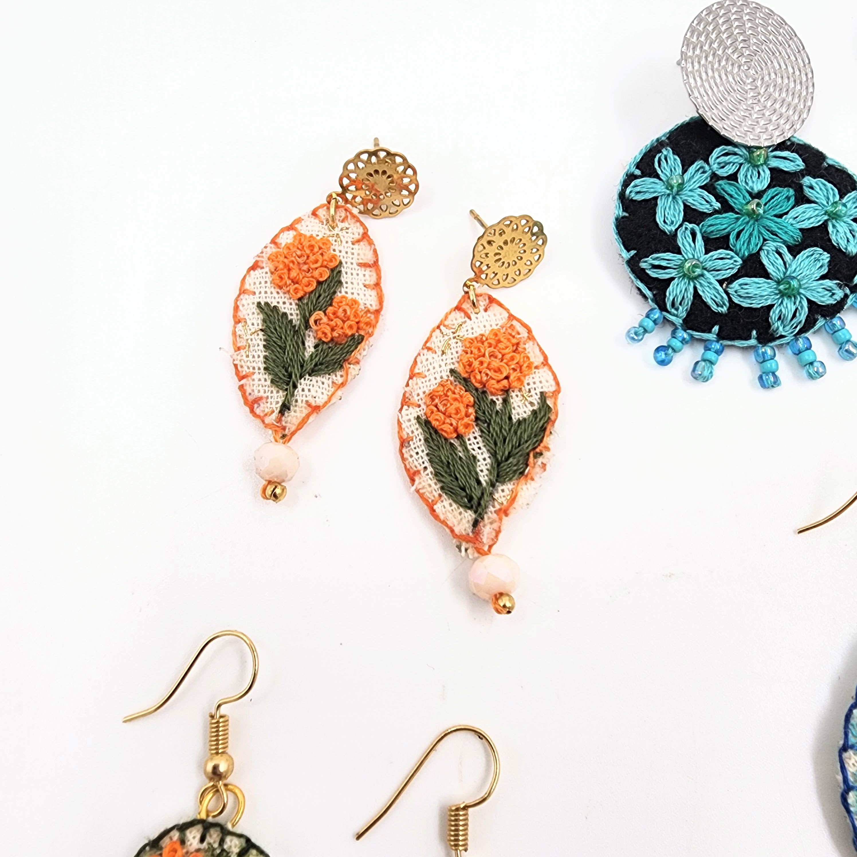 Aretes bordados a mano