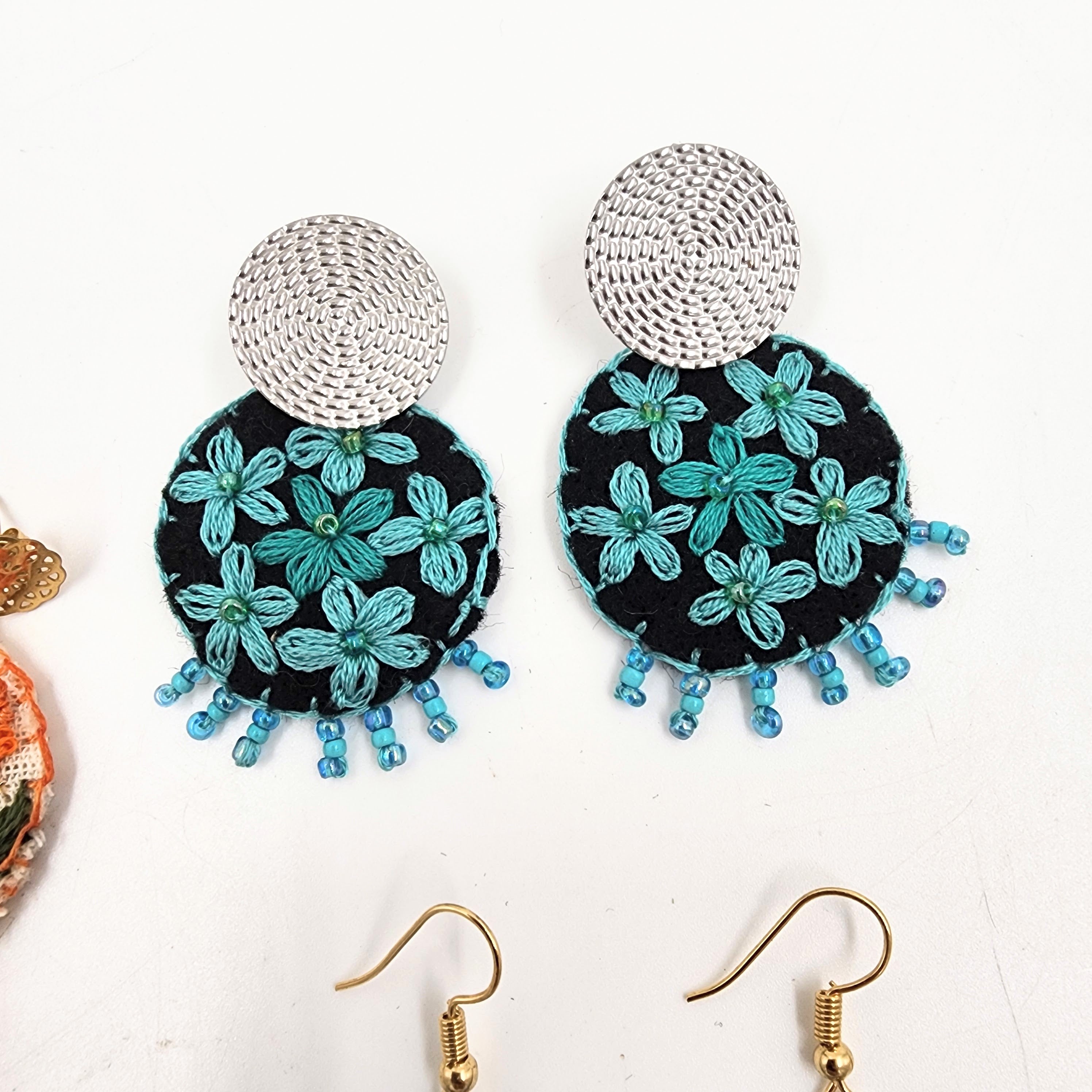 Aretes bordados a mano