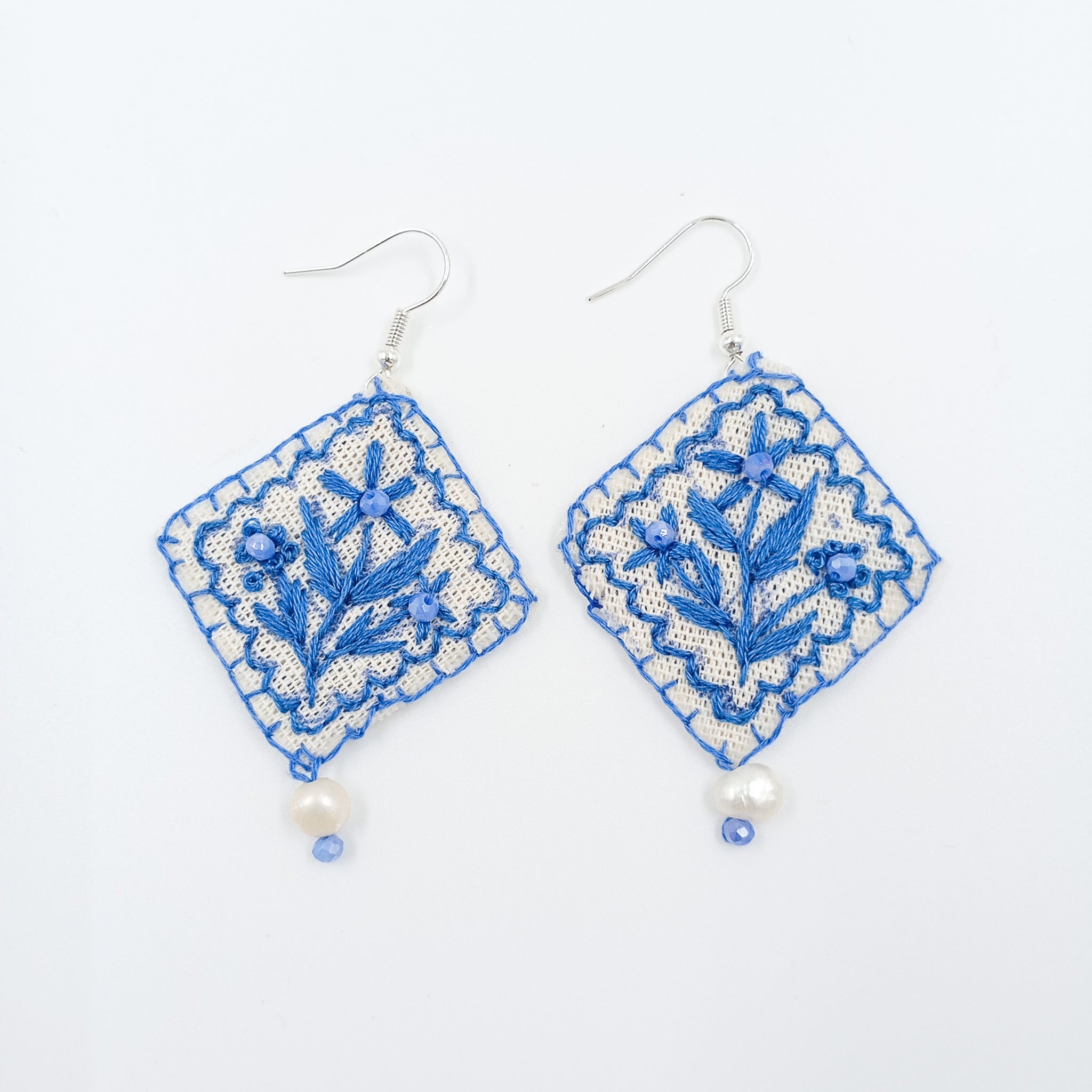 Aretes bordados a mano