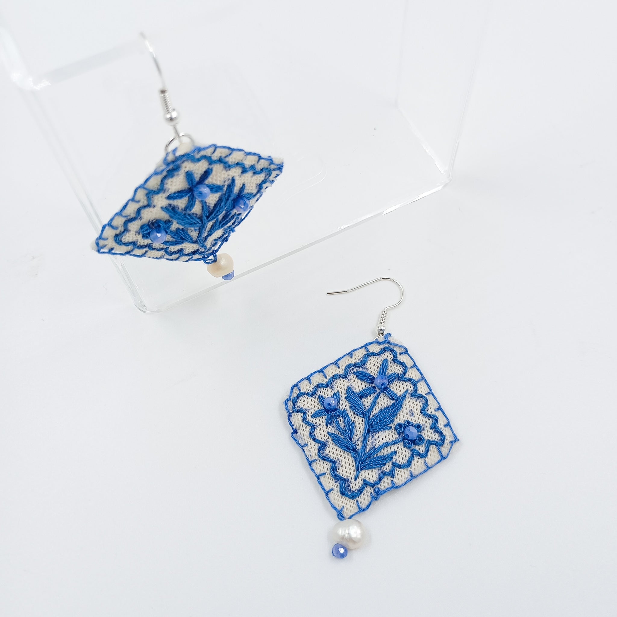 Aretes bordados a mano