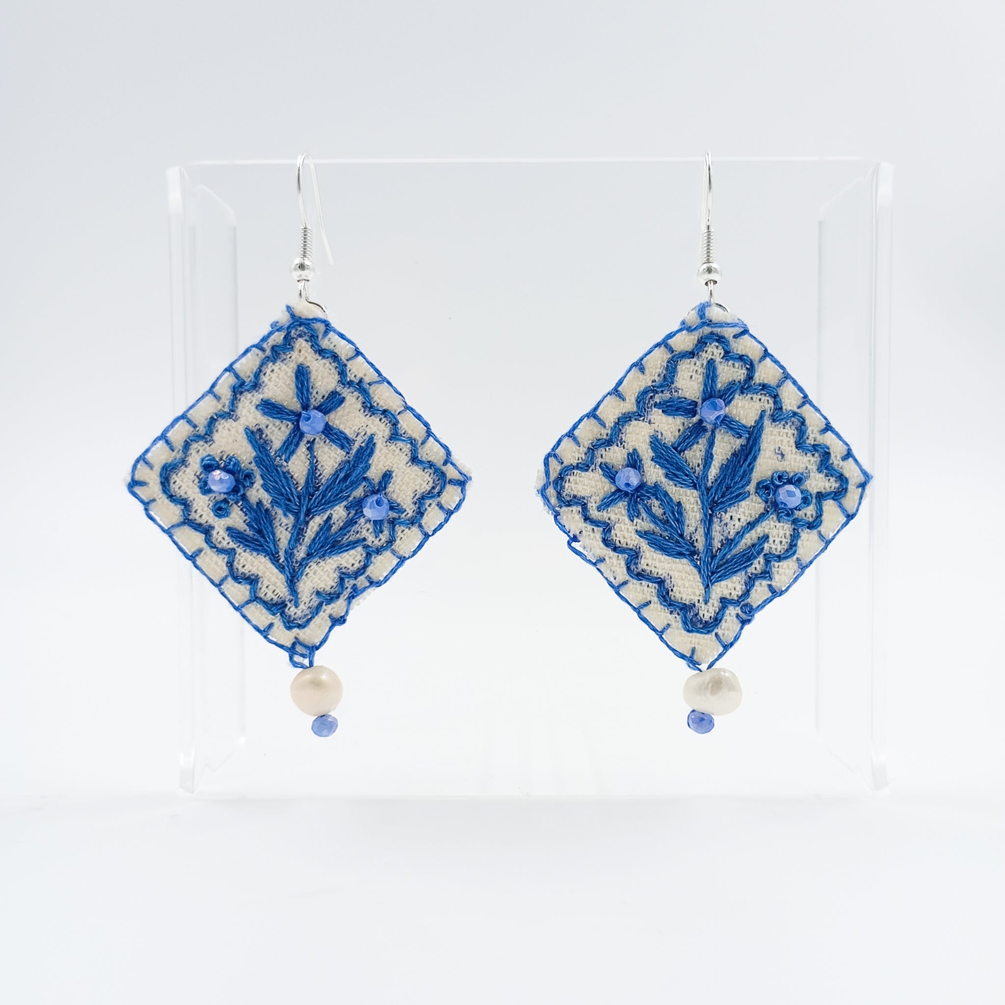 Aretes bordados a mano